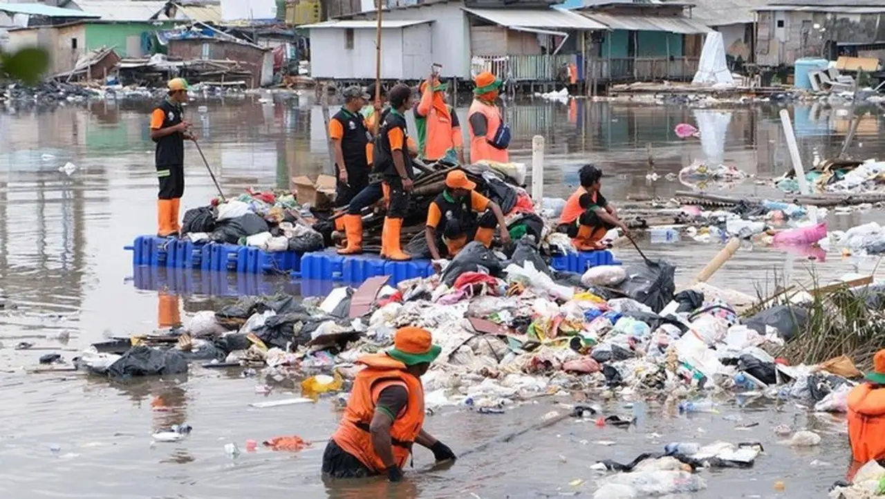 DLH DKI Ancam Proses Hukum Pelaku Buang Sampah Liar di Laut Muara Baru Jakarta Utara DLH DKI Ancam Proses Hukum Pelaku Buang Sampah Liar di Laut Muara Baru Jakarta Utara