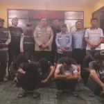 Pak Ogah Raup Untung di Exit Tol Rawa Buaya yang Ditutup Rantai Dishub DKI