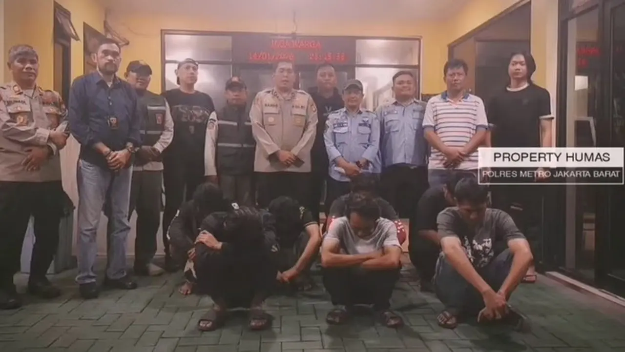 Pak Ogah Raup Untung di Exit Tol Rawa Buaya yang Ditutup Rantai Dishub DKI