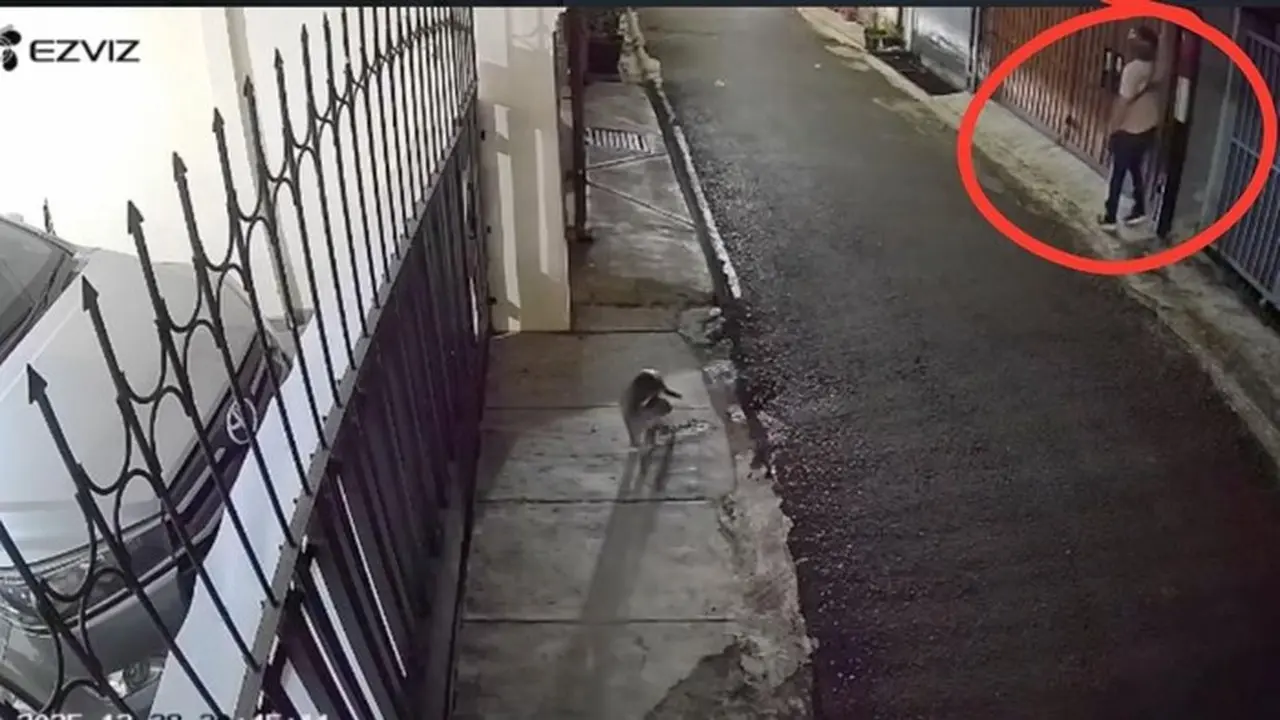 DJ Donny Lapor ke Polda Metro Usai Rumahnya Dilempari Bangkai Ayam dan Molotov DJ Donny Lapor ke Polda Metro Usai Rumahnya Dilempari Bangkai Ayam dan Molotov