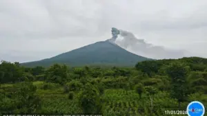 Gunung Ile Lewotolok Erupsi 99 Kali, 27 Desa di Lembata Terpapar Abu Vulkanik