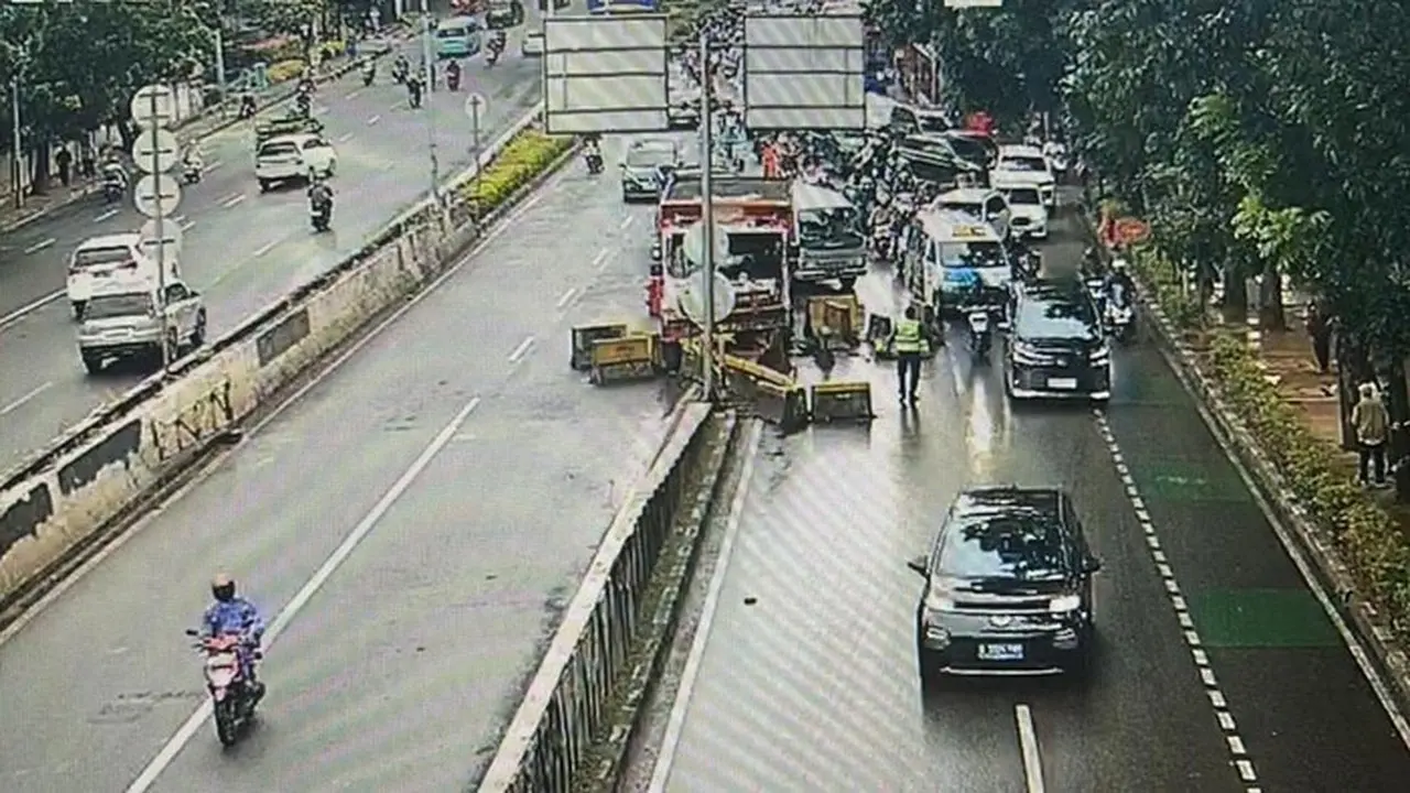 Truk Tabrak Pembatas Jalan Casablanca, Lalin ke Tanah Abang Masih Terhambat Truk Tabrak Pembatas Jalan Casablanca, Lalin ke Tanah Abang Masih Terhambat