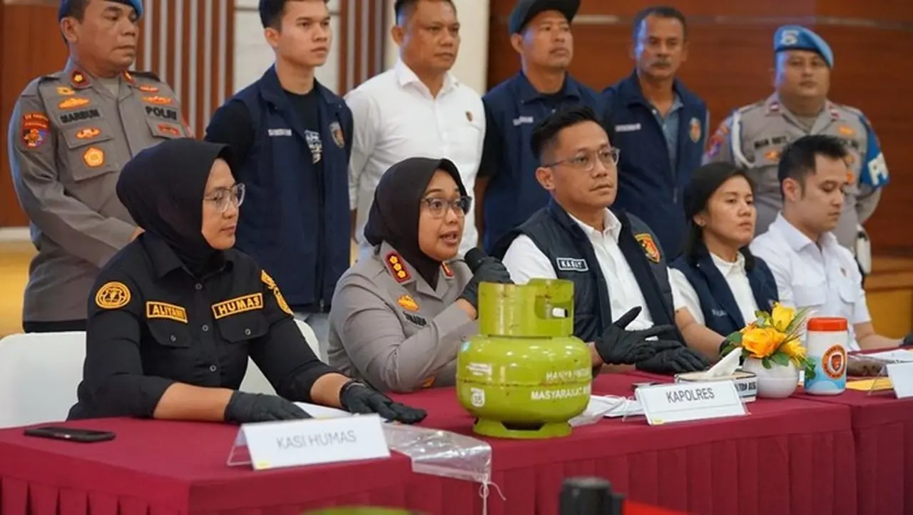Polisi Ungkap Jaringan Oplosan Gas Elpiji Subsidi di Cikarang, Raup Ratusan Juta Rupiah Polisi Ungkap Jaringan Oplosan Gas Elpiji Subsidi di Cikarang, Raup Ratusan Juta Rupiah