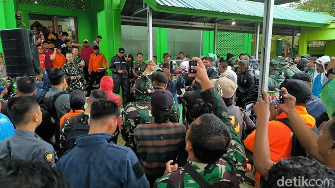 Operasi SAR ATR 42-500 Hari Keempat: 500 Personel Gabungan Dikerahkan ke Gunung Bulusaraung Operasi SAR ATR 42-500 Hari Keempat: 500 Personel Gabungan Dikerahkan ke Gunung Bulusaraung