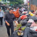 Bau Sampah Ganggu Belajar, Polisi Ciputat Angkut Tumpukan di Halaman Sekolah
