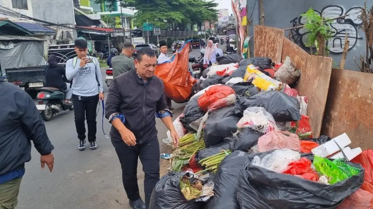 Bau Sampah Ganggu Belajar, Polisi Ciputat Angkut Tumpukan di Halaman Sekolah Bau Sampah Ganggu Belajar, Polisi Ciputat Angkut Tumpukan di Halaman Sekolah