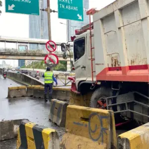Truk Tabrak Pembatas Jalan Casablanca, Macet Parah Landa Jakarta Selatan Selama 1 Jam Lebih