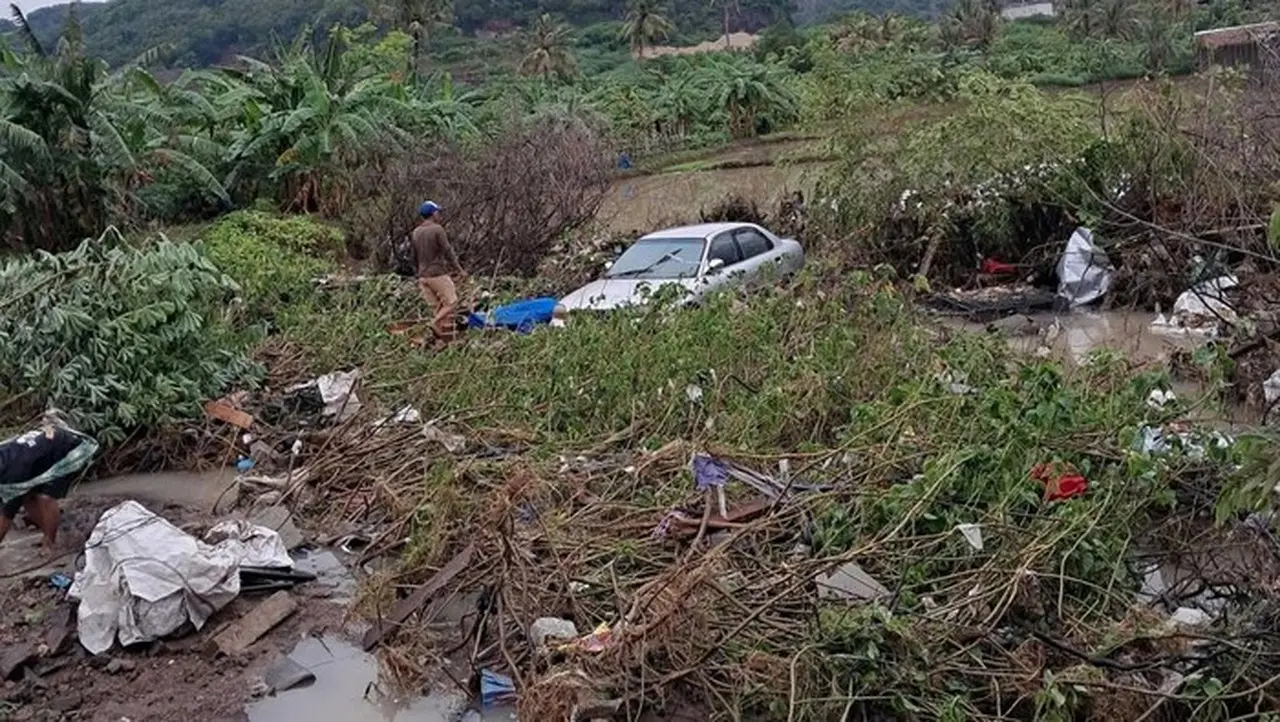 Banjir Bandang Terjang Cilegon, Ribuan Warga Mengungsi dan Mobil Terseret Arus