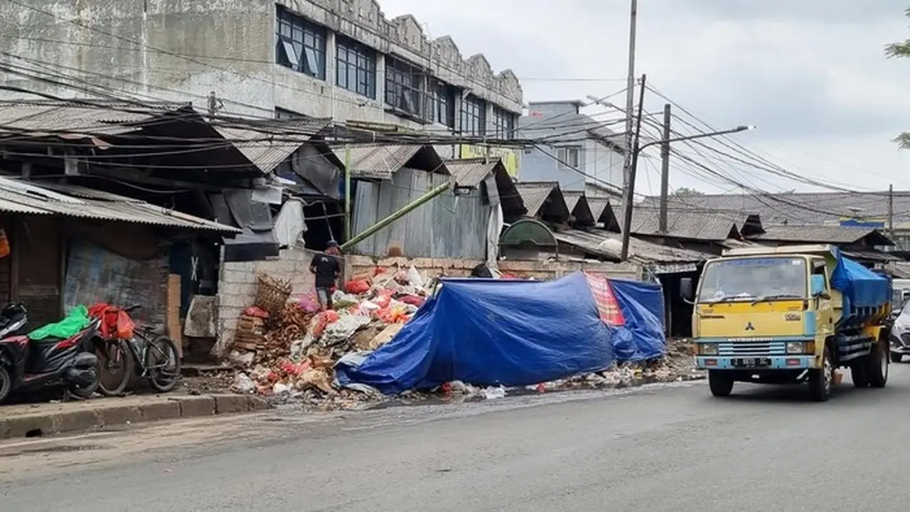 Tumpukan Sampah Masih Menggunung di Ciputat Tangsel Pasca Status Darurat Berakhir