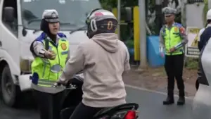 Polisi Tegur Pengendara Lawan Arah di Lebak Bulus, Pelaku Minta Maaf