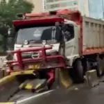 Truk Tabrak Pembatas Jalan Casablanca, Lalu Lintas Jakarta Selatan Macet Parah