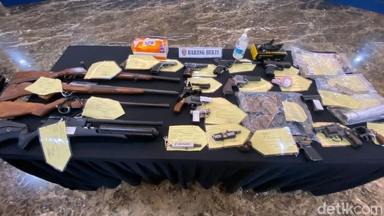 Gudang Senpi Rakitan Dibongkar di Sumedang, Polisi Sita Revolver dan Senjata Laras Panjang Gudang Senpi Rakitan Dibongkar di Sumedang, Polisi Sita Revolver dan Senjata Laras Panjang