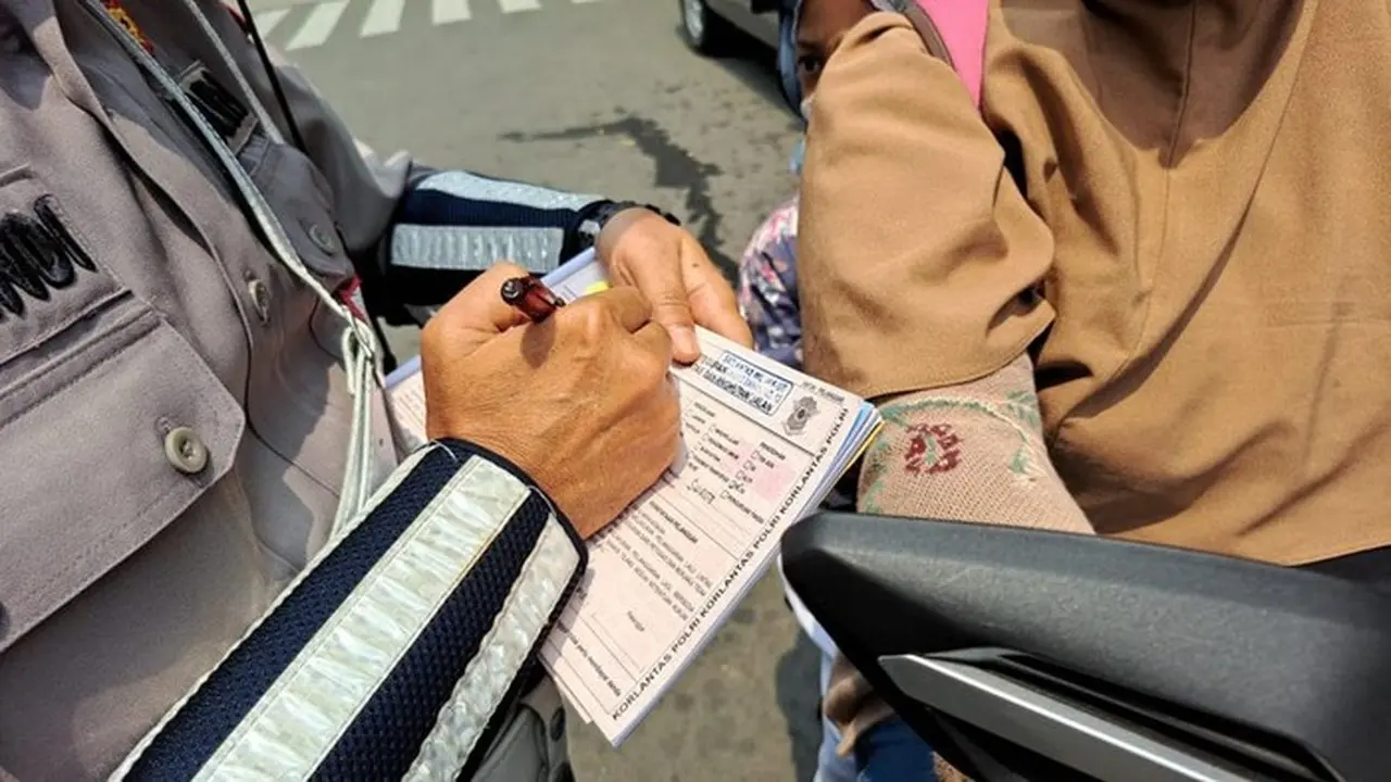 Korlantas Polri Ingatkan Pengendara: Tak Bawa SIM dan STNK Saat Razia, Siap-siap Kena Denda Korlantas Polri Ingatkan Pengendara: Tak Bawa SIM dan STNK Saat Razia, Siap-siap Kena Denda