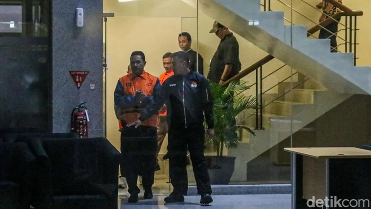 Wali Kota Madiun Maidi Bantah Terima Gratifikasi Rp 2,6 Miliar dari KPK Wali Kota Madiun Maidi Bantah Terima Gratifikasi Rp 2,6 Miliar dari KPK