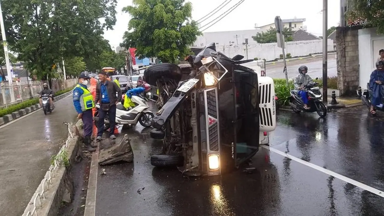 Truk Terbalik Akibat Tabrak Separator Busway di Kebon Jeruk, Jakarta Barat Truk Terbalik Akibat Tabrak Separator Busway di Kebon Jeruk, Jakarta Barat