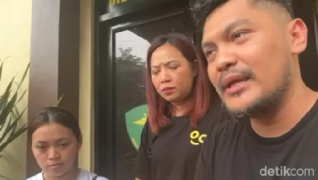 Keluarga Pramugari Korban ATR 42-500 Harap 8 Korban Lain Segera Ditemukan Keluarga Pramugari Korban ATR 42-500 Harap 8 Korban Lain Segera Ditemukan