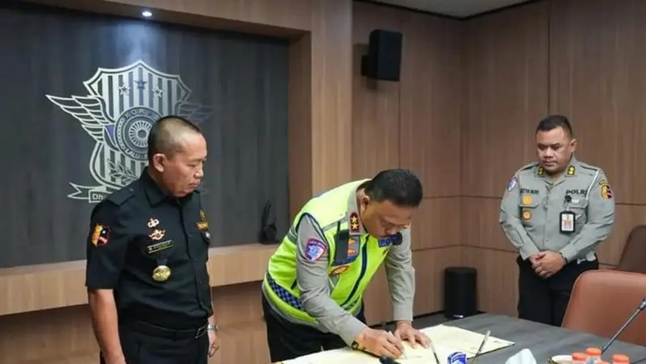 Korlantas Polri dan Senkom Mitra Polri Perkuat Sinergi Dukung Fungsi Lalu Lintas Nasional Korlantas Polri dan Senkom Mitra Polri Perkuat Sinergi Dukung Fungsi Lalu Lintas Nasional