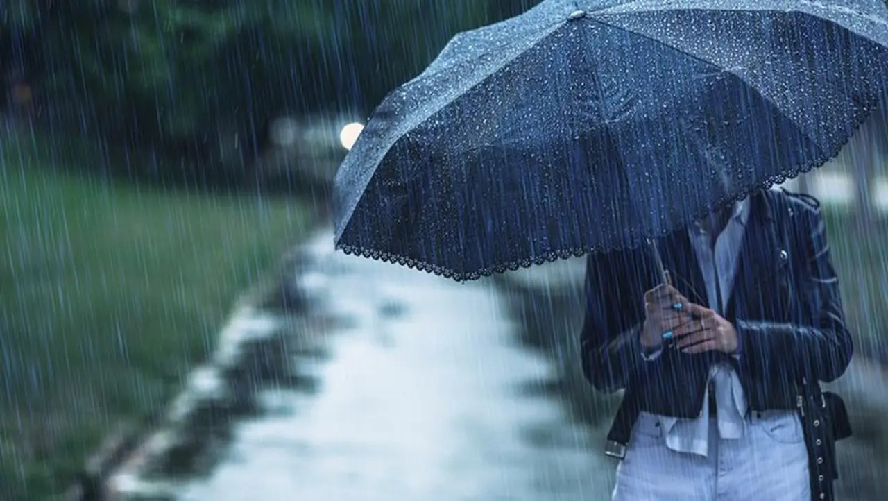 Hadapi Musim Hujan Jakarta, Pekerja Siapkan ‘Senjata’ dan Strategi Khusus