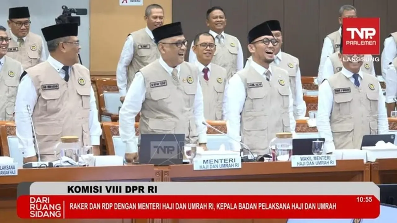 Menteri Haji Kenalkan Seragam Baru Petugas Haji 2026 di Rapat Komisi VIII DPR Menteri Haji Kenalkan Seragam Baru Petugas Haji 2026 di Rapat Komisi VIII DPR