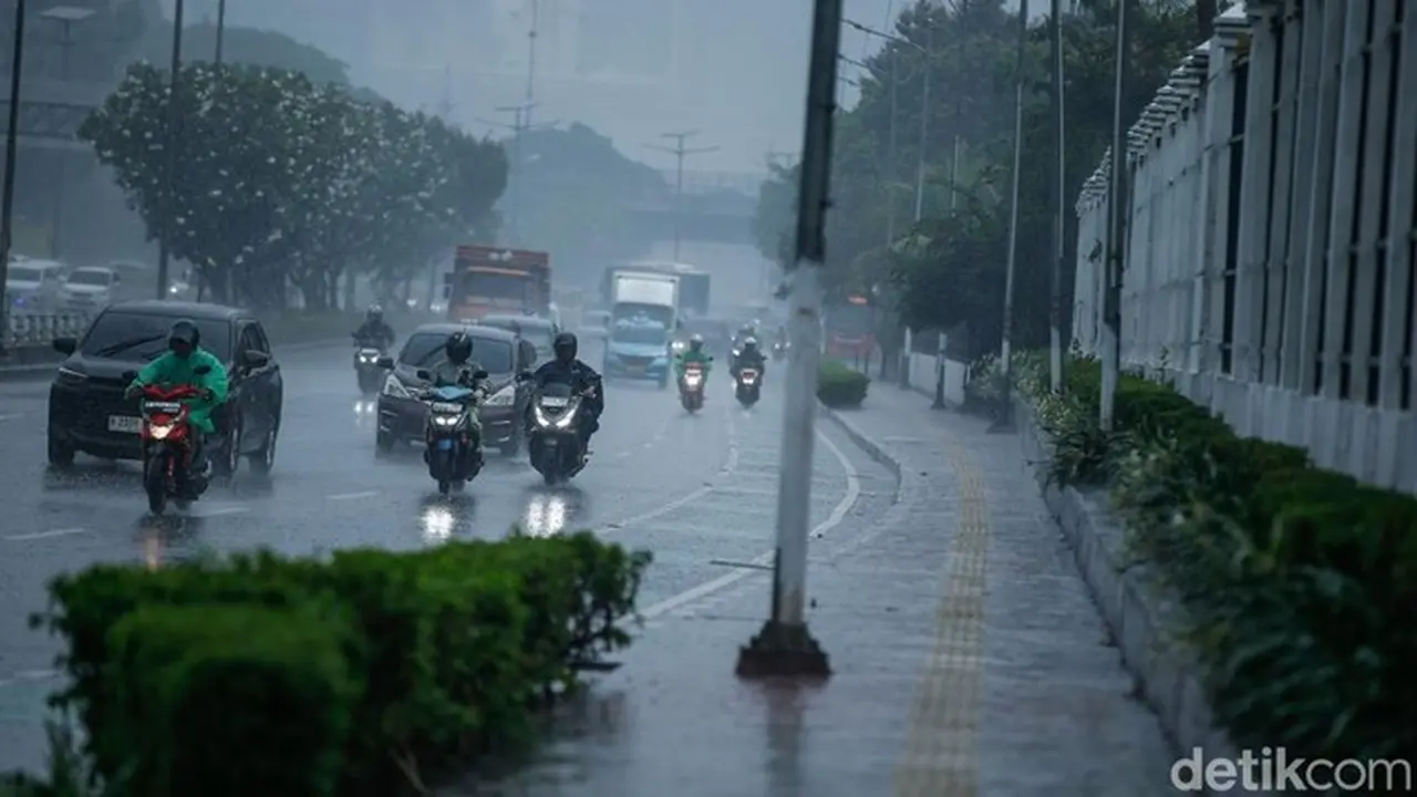 Cuaca Ekstrem Jakarta: Gubernur Anung Pertimbangkan Opsi WFH dan PJJ Cuaca Ekstrem Jakarta: Gubernur Anung Pertimbangkan Opsi WFH dan PJJ