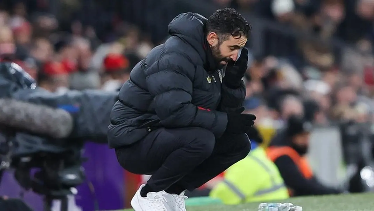 Gary Neville Kritik Keras Pergantian Taktis Ruben Amorim Saat MU Ditahan Wolves