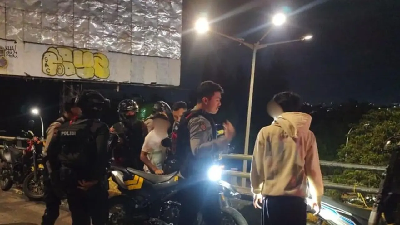 Brimob dan Polres Jaktim Gagalkan Rencana Tawuran di Kramat Jati, Sita Sejumlah Senjata Tajam Brimob dan Polres Jaktim Gagalkan Rencana Tawuran di Kramat Jati, Sita Sejumlah Senjata Tajam