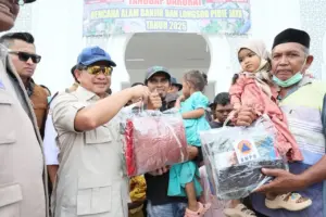 Tito Karnavian Serahkan Bantuan Ratusan Juta untuk Pemulihan Pidie Jaya Pascabencana