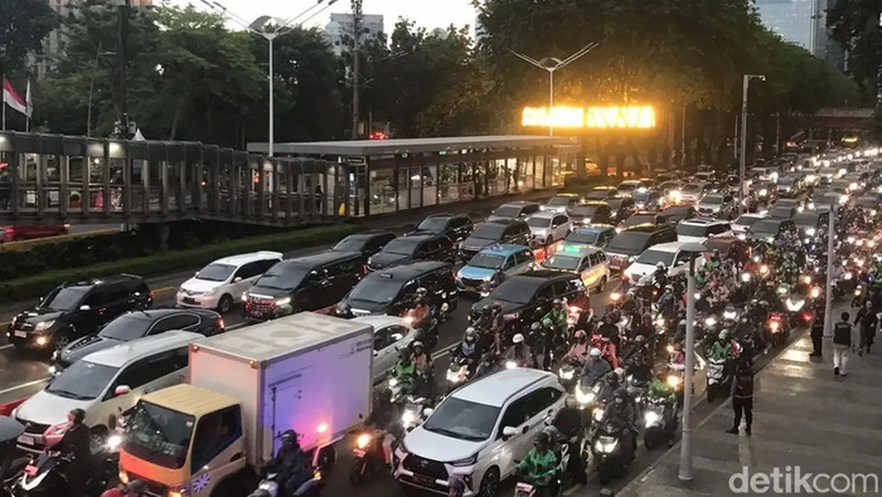 Macet Parah, DPRD DKI Desak Integrasi TransJ-LRT dan Pengendalian Kendaraan Pribadi