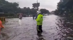 Jalan DI Panjaitan Jakarta Timur Terendam Banjir 50 Cm Akibat Hujan Deras