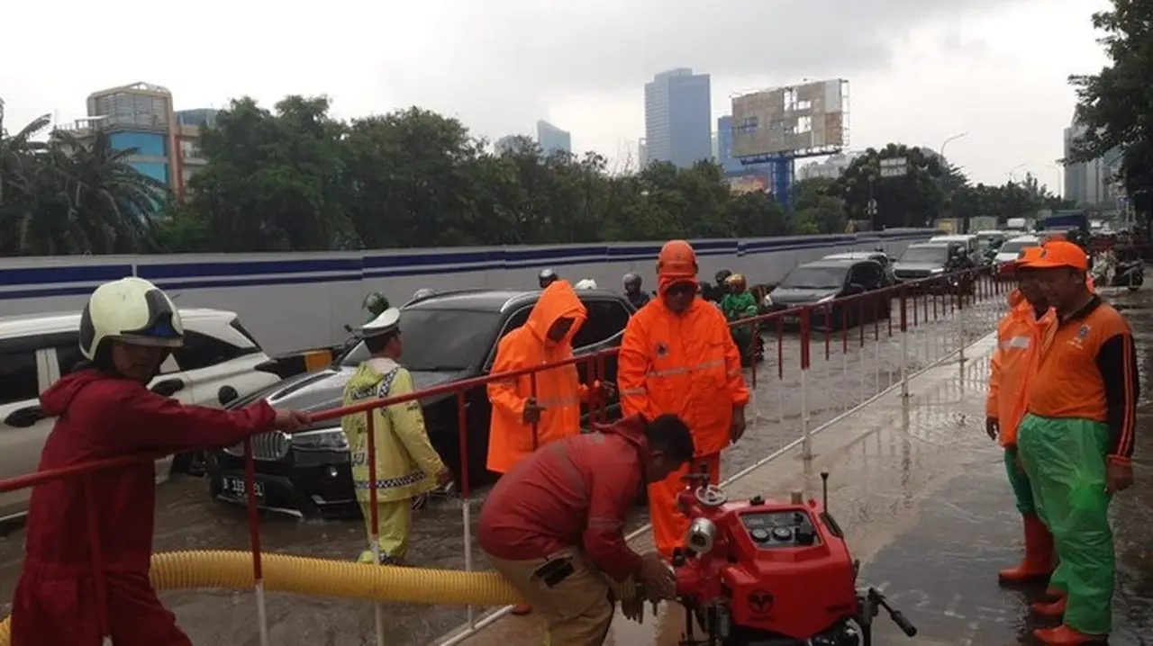 Jalan Satria Raya Grogol Terendam Banjir, Ketinggian Air Mencapai 30 Cm Jalan Satria Raya Grogol Terendam Banjir, Ketinggian Air Mencapai 30 Cm