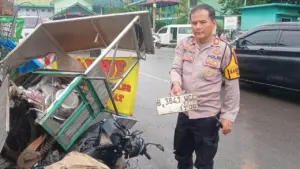 Mobil Mitsubishi Expander Tabrak Motor dan Gerobak Donat di Ciputat, Satu Orang Luka