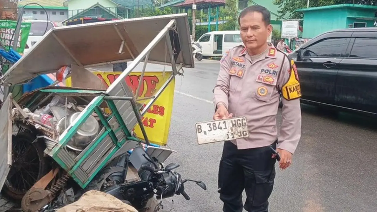 Mobil Mitsubishi Expander Tabrak Motor dan Gerobak Donat di Ciputat, Satu Orang Luka