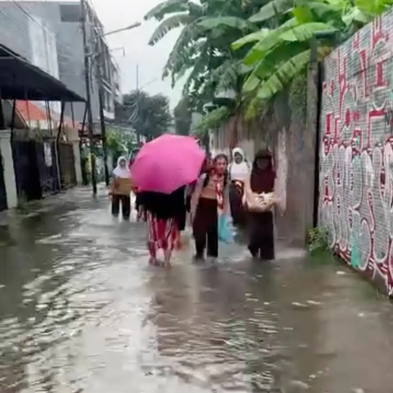 Banjir 30 Cm Rendam Permukiman Warga di Kebon Jeruk Jakarta Barat Akibat Hujan Deras Banjir 30 Cm Rendam Permukiman Warga di Kebon Jeruk Jakarta Barat Akibat Hujan Deras