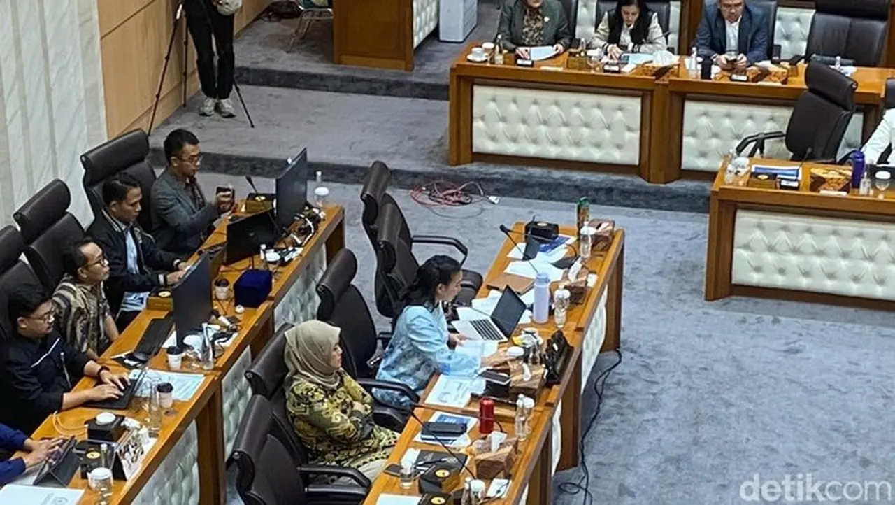 Rahayu Saraswati Pimpin Rapat Komisi VII DPR dengan Menteri Ekonomi Kreatif Bahas Revisi UU Rahayu Saraswati Pimpin Rapat Komisi VII DPR dengan Menteri Ekonomi Kreatif Bahas Revisi UU
