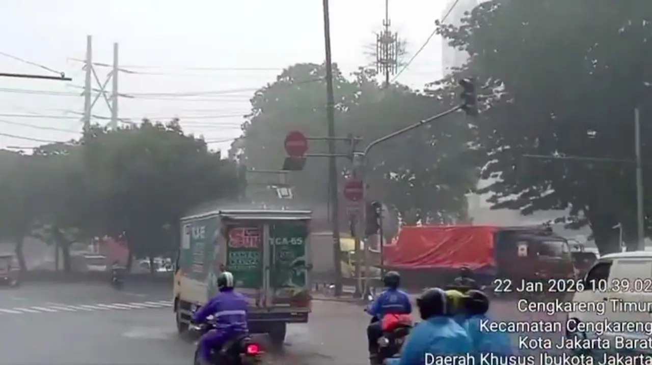 Gangguan Lampu Lalu Lintas Cengkareng Saat Hujan Deras, Arus Kendaraan Terganggu