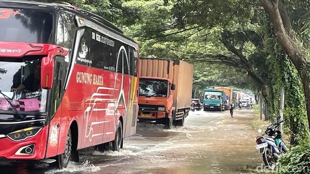 Banjir Kembali Landa Jalur Pantura Pati, Satlantas Lakukan Rekayasa Lalu Lintas Terbatas Banjir Kembali Landa Jalur Pantura Pati, Satlantas Lakukan Rekayasa Lalu Lintas Terbatas