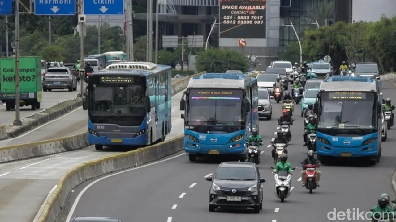 Antrean Panjang Penumpang Transjakarta di Petukangan Akibat Keterlambatan Bus dan Genangan Air Antrean Panjang Penumpang Transjakarta di Petukangan Akibat Keterlambatan Bus dan Genangan Air