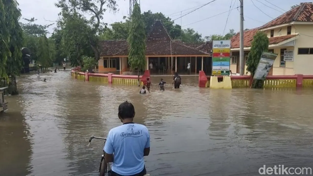 Enam Desa di Pasuruan Masih Terendam Banjir Akibat Luapan Sungai Enam Desa di Pasuruan Masih Terendam Banjir Akibat Luapan Sungai