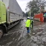 Jalan Daan Mogot Tergenang 15 Cm Akibat Hujan, Pengendara Diimbau Waspada