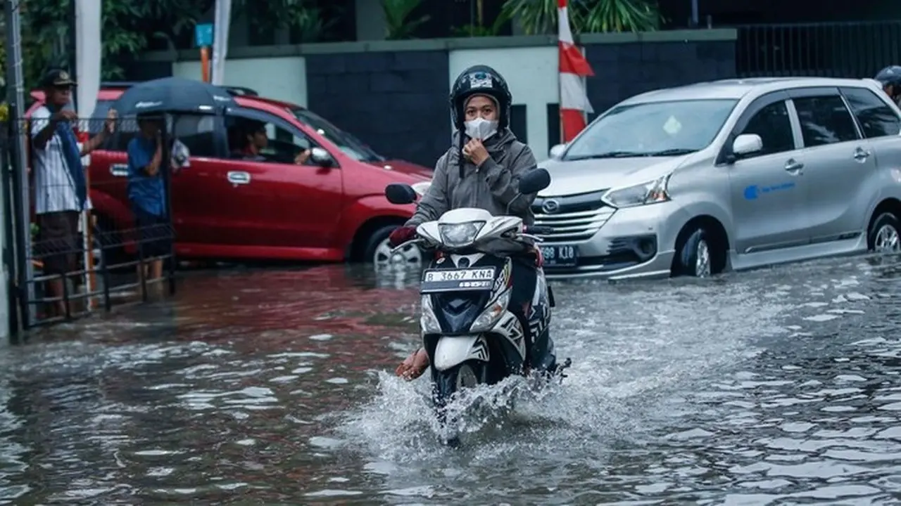 Banjir Meluas di Jakarta: 45 RT dan 22 Ruas Jalan Tergenang Akibat Hujan Tinggi Banjir Meluas di Jakarta: 45 RT dan 22 Ruas Jalan Tergenang Akibat Hujan Tinggi
