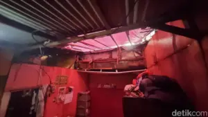 Rumah Nurmayanti di Matraman Ambruk Diterjang Hujan, Dua Penghuni Terluka