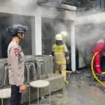 Brimob Polda Metro Jaya Turun Tangan Bantu Padamkan Kebakaran Kafe di Cempaka Putih