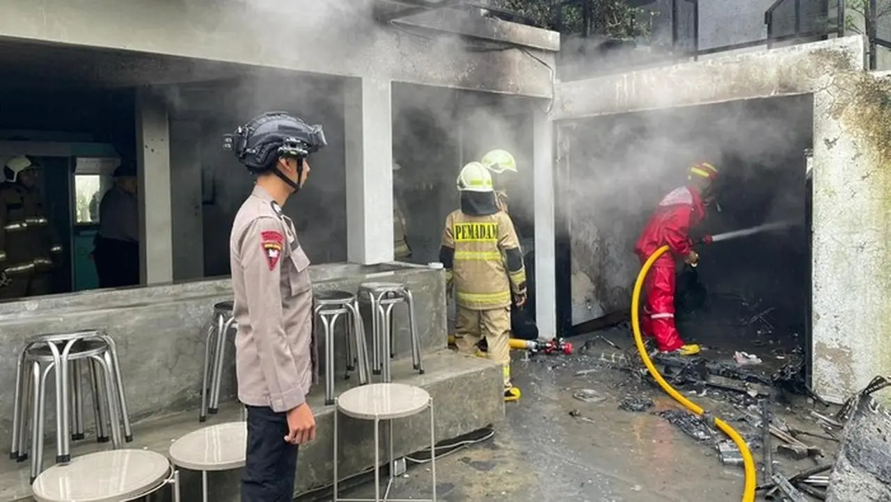 Brimob Polda Metro Jaya Turun Tangan Bantu Padamkan Kebakaran Kafe di Cempaka Putih