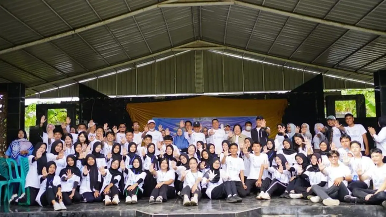 MPR RI dan Forum Anak Samawa Bersih Pantai Sambut HUT Sumbawa ke-67