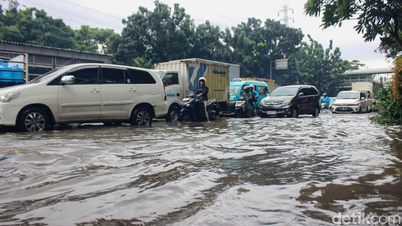 Banjir Meluas di Jakarta: 15 RT dan 20 Ruas Jalan Terendam Akibat Hujan Deras