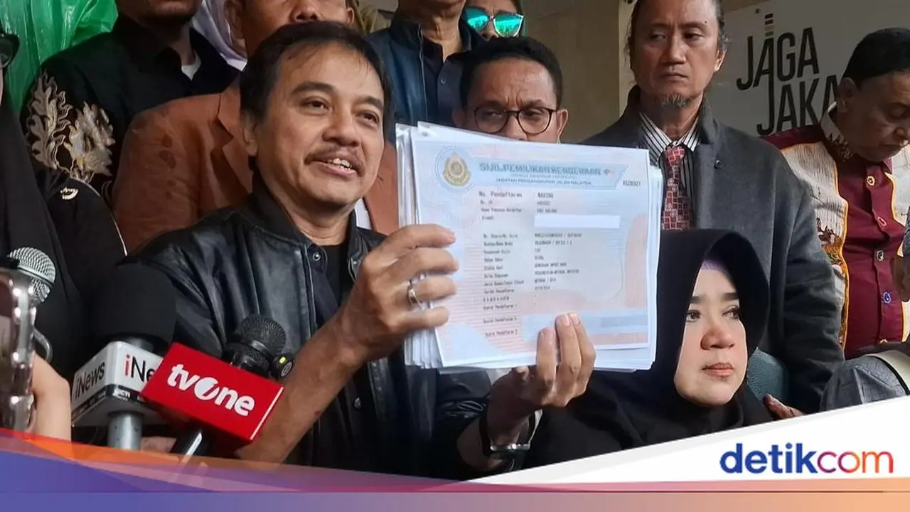 Tiga Tersangka Ijazah Palsu Diperiksa, Roy Suryo Hadir Temani di Polda Metro Jaya Tiga Tersangka Ijazah Palsu Diperiksa, Roy Suryo Hadir Temani di Polda Metro Jaya