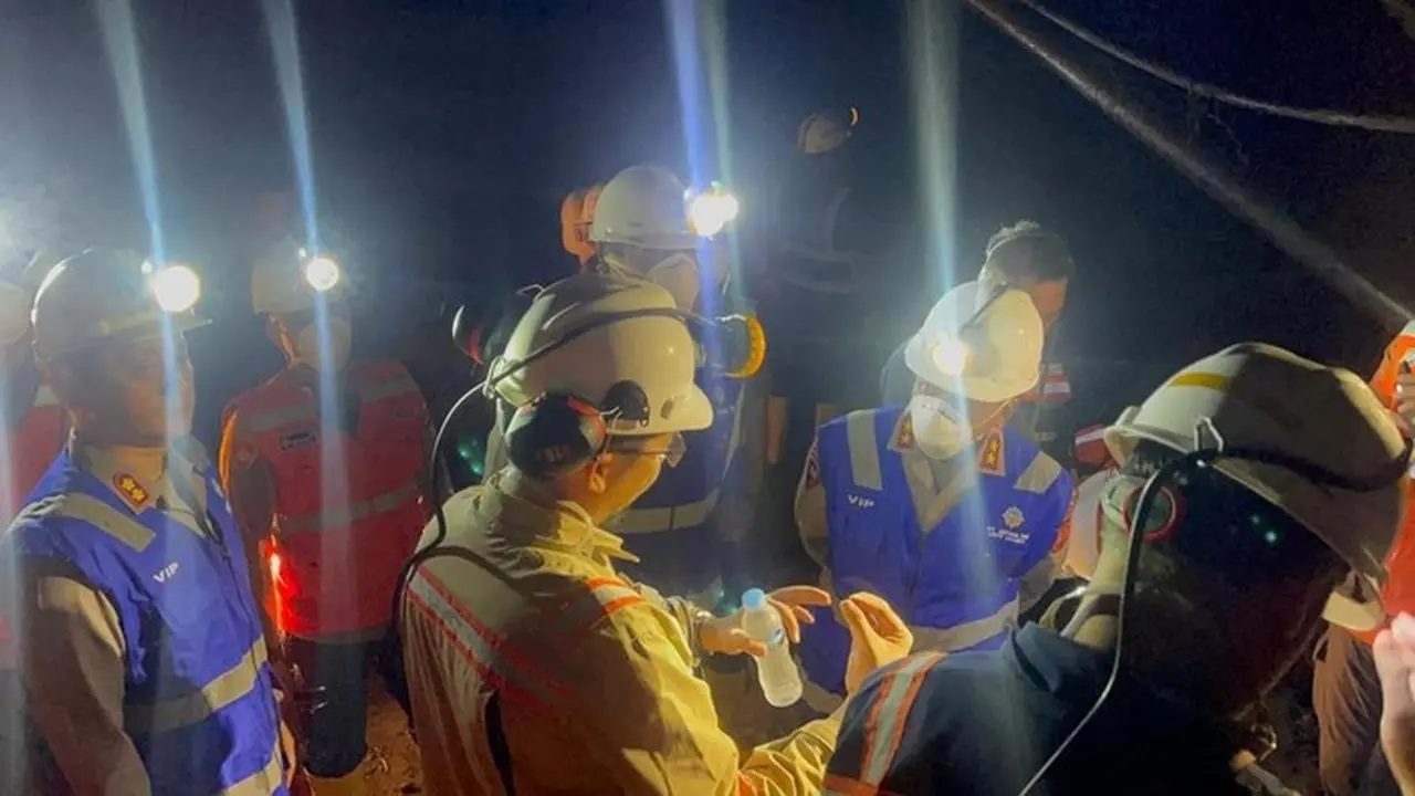 Kapolda Jabar Tinjau Tambang Emas Bogor Pasca Tewaskan 11 Penambang Kapolda Jabar Tinjau Tambang Emas Bogor Pasca Tewaskan 11 Penambang