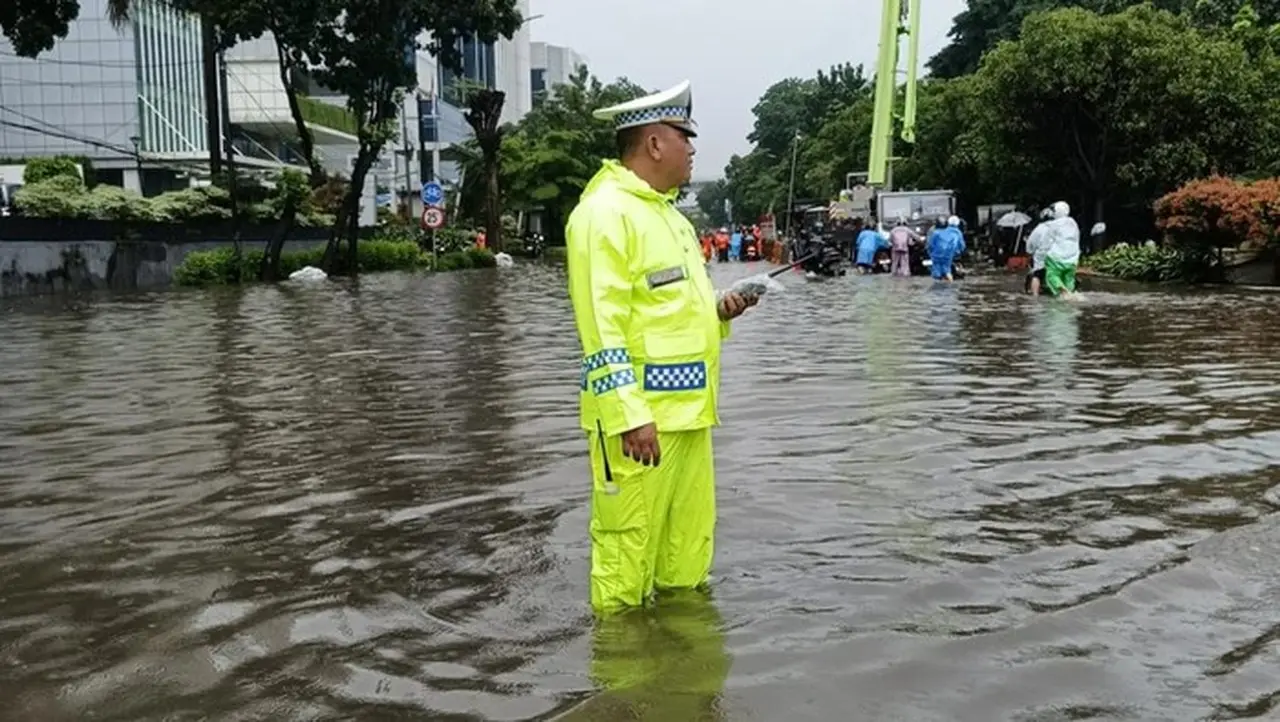 Banjir 70 Cm di Jl DI Pandjaitan Jaktim, Pengendara Motor Sempat Diizinkan Lawan Arah