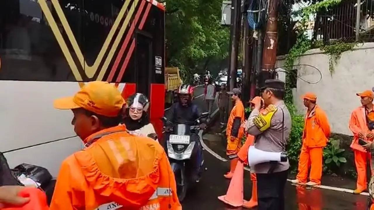 Jalan Kemang Utara IX Terendam Banjir 40 Cm, Arus Lalu Lintas Dialihkan ke Duren Tiga Jalan Kemang Utara IX Terendam Banjir 40 Cm, Arus Lalu Lintas Dialihkan ke Duren Tiga