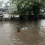Banjir 30-50 Cm Genangi Jalan Daan Mogot, Anak-anak Asyik Berenang di Tengah Kemacetan